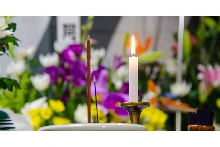 お通夜の開始時間と所要時間の目安｜遅れる場合や香典だけ渡す際の丁寧なマナー